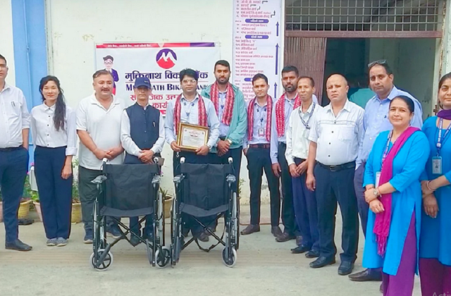 मुक्तिनाथ विकास बैंकद्वारा व्हीलचेयर हस्तान्तरण