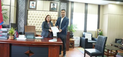 निर्माण महासंघले मुख्य राजनीतिक दलका प्रमुख सचेतक र समिति सभापतिहरुलाई ज्ञापनपत्र बुझाउँदै