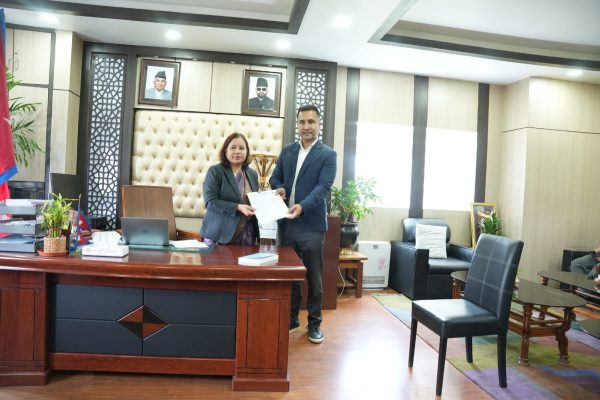 निर्माण महासंघले मुख्य राजनीतिक दलका प्रमुख सचेतक र समिति सभापतिहरुलाई ज्ञापनपत्र बुझाउँदै