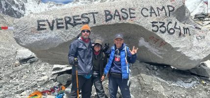 सांकेतिक भाषामा हिमाल चिनाउँदै बहिरा ट्रेकिङ गाइड