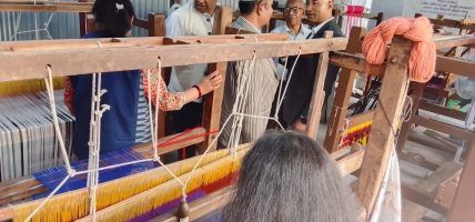 पश्मिना उद्याेग संघद्वारा काठमाडाैंमा पश्मिनामा ढाका डिजाइन बुनाइ तालिम सञ्चालन, ३० जनाले व्यवहारिक सीप लिँदै