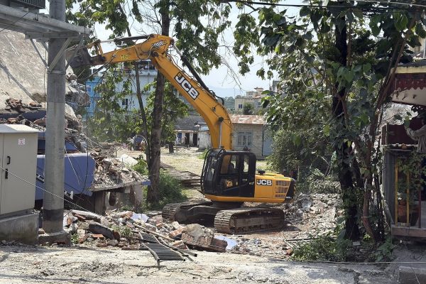 पोखराको फिर्केखोलामा दोस्रो दिन डोजरले ३१ वटासहित कुल ८२ संरचना हटाइयो