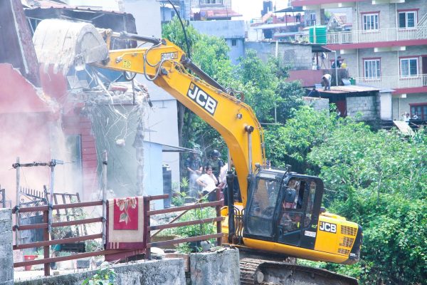 पोखरा फिर्केखोलाको खोला घरमा निर्माण भएका सुकुम्बासी र अन्य संरचना हटाउने काम आज पनि जारी पोखरा फिर्केखोलाको खोला घरमा निर्माण भएका सुकुम्बासी र अन्य संरचना हटाउने काम आज पनि जारी