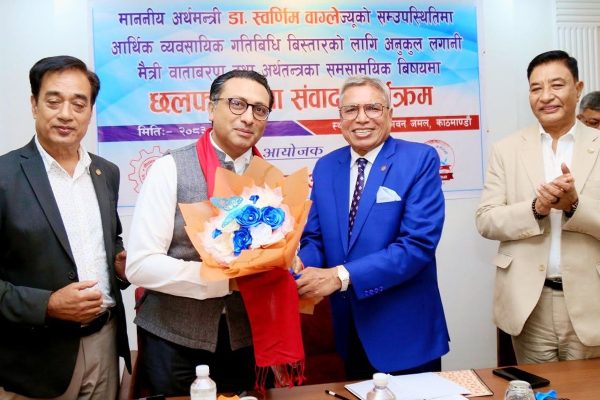 अर्थमन्त्रीलाई साथमा राखेर चेम्बरले भन्यो-लगागानीकर्ताको मनोबल बढाउने वातावरण चाहियो अर्थमन्त्रीलाई साथमा राखेर चेम्बरले भन्यो-लगागानीकर्ताको मनोबल बढाउने वातावरण चाहियो