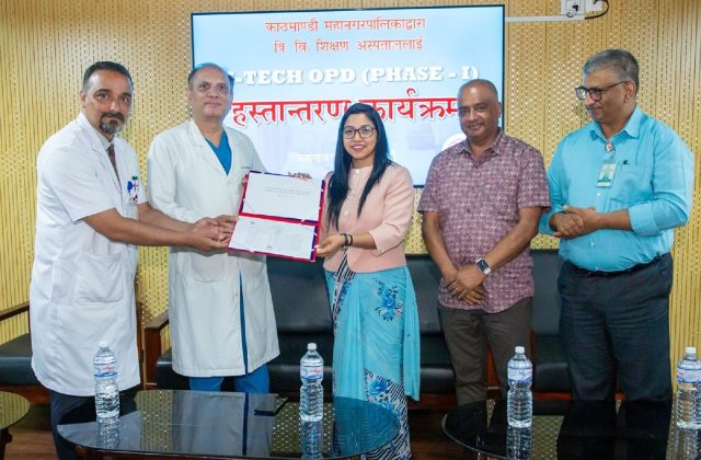 काठमाडौँ महानगरपालिकाबाट टिचिङ अस्पताललाई १ करोड ७० लाख रुपैयाँ बराबरका साधन तथा उपकरण सहयोग