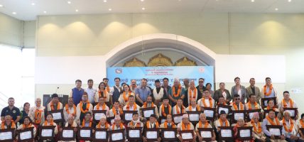 विभिन्न क्षेत्रमा योगदान दिएका वडावासीलाई काठमाडौँ ८ नम्बर वडाको सम्मान