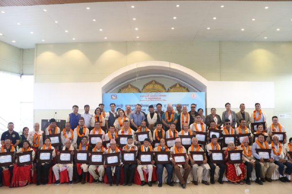 विभिन्न क्षेत्रमा योगदान दिएका वडावासीलाई काठमाडौँ ८ नम्बर वडाको सम्मान