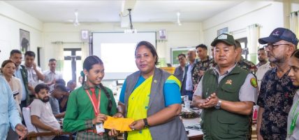 मानव–वन्यजन्तु द्वन्द्व प्रभावित परिवारका विद्यार्थीलाई वन मन्त्रीद्वारा छात्रवृत्ति वितरण