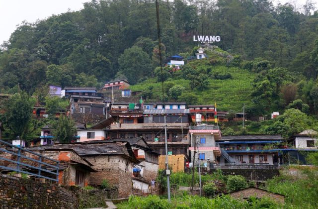 हरियो चियाबारीसँगै हिमालको दृश्यले चम्किँदै ल्वाङको पर्यटन 