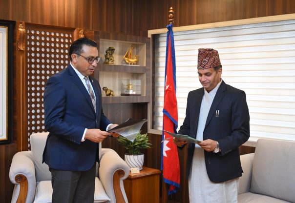 धितोपत्र बोर्डका नवनियुक्त अध्यक्षलाई अर्थमन्त्रीको निर्देशन-लोभबाट टाढा रहेर काम गर्नुस् ।