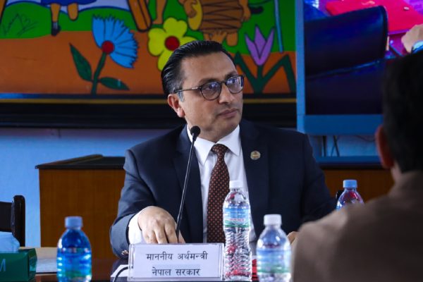 सफाइ दिँदादिँदै अर्थमन्त्री हैरान–दुई अर्ब होइन दुई रुपैयाँ मात्रै बेइमानी गरेको प्रमाण भए राजनीतिसँगै सार्वजनिक जीवन त्यागिदिन्छु