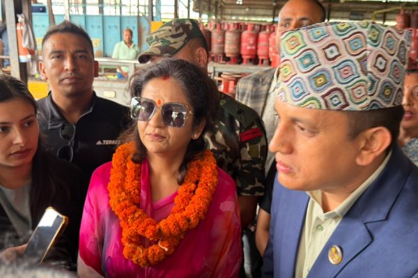 बजारमा ग्यास अभावको गुनासोपछि उद्योगमन्त्री उद्योगको निरीक्षणमा