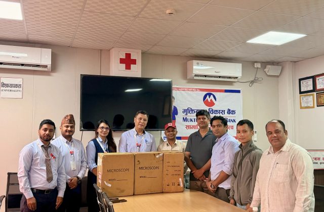 मुक्तिनाथ विकास बैंकद्वारा नेपाल रेडक्रस सोसाइटी, लुम्बिनी प्रदेशलाई ३ थान जैविक सूक्ष्मदर्शी हस्तान्तरण