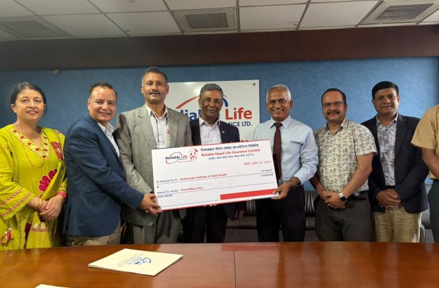 रिलायबल नेपाल लाइफ इन्स्योरेन्सद्वारा काठमाडौं इन्स्टिच्युट अफ चाइल्ड हेल्थलाई ५० लाख सहयोग