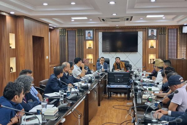 काठमाडौँ उपत्यकाका अस्तव्यस्त तार साउन दोस्रो साताभित्र व्यवस्थापन गरिसक्न निर्देशन