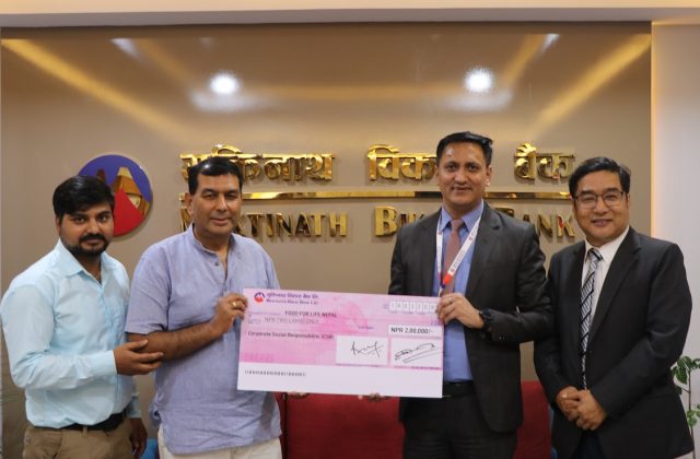 मुक्तिनाथ विकास बैंकद्धारा धनगढीमा विद्यार्थीहरुका लागि ल्याइएको मिड–डे मील कार्यक्रमलाई सहयोग